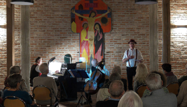 Aufritt einer Jazz Band in einer Kirche.